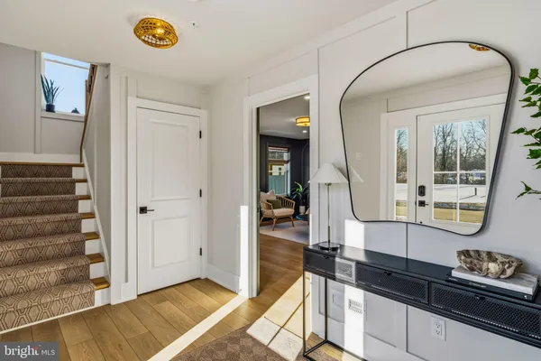 a view of an entryway with a livingroom