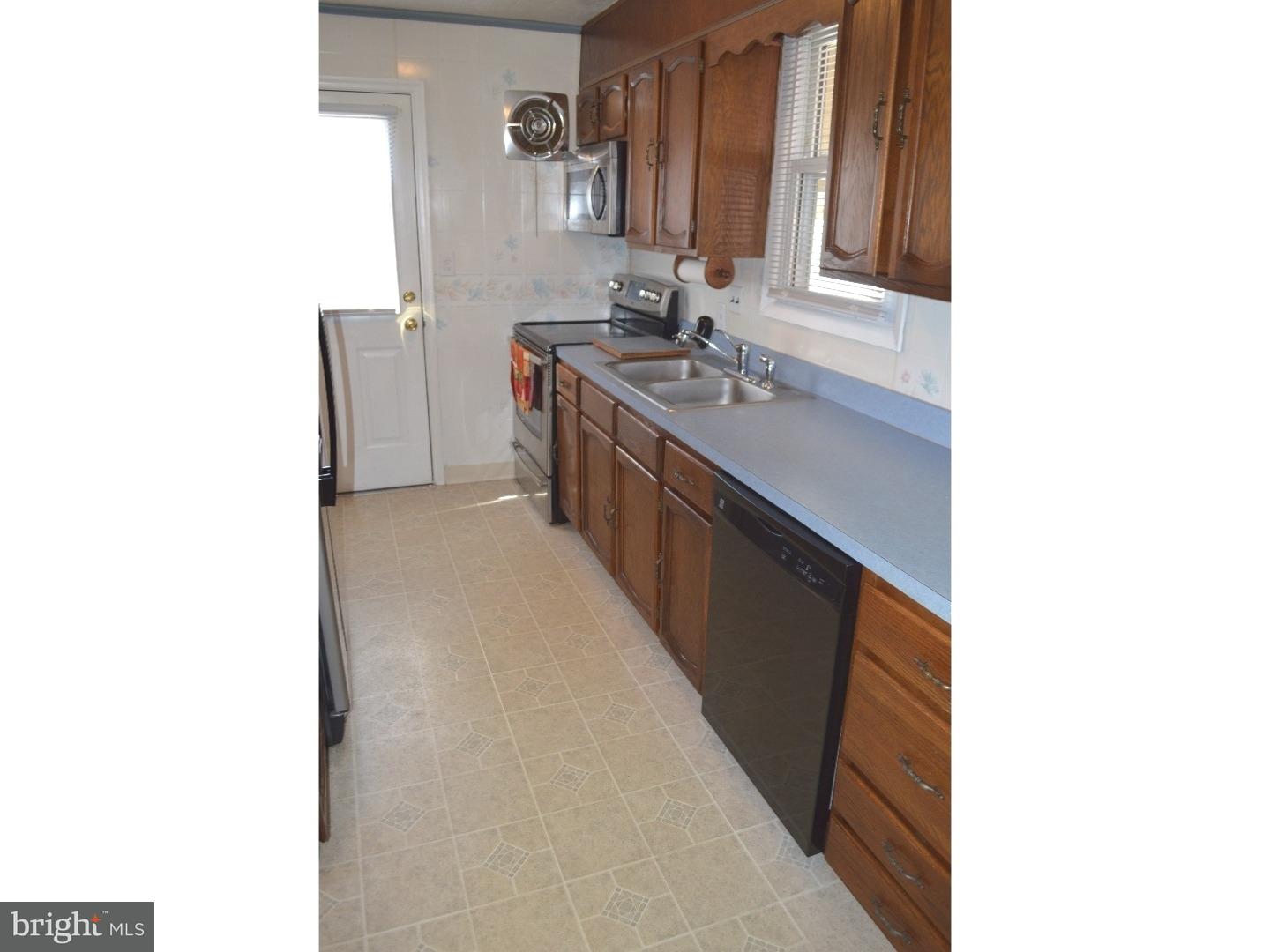 216 Upland Road Brookhaven, PA 19015 - Photo 7 of 25 Kitchen