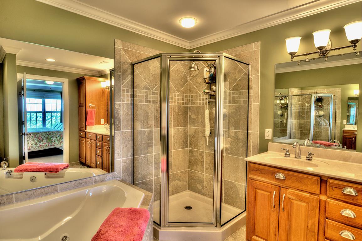 7100 Dale Ridge Road, Unit J3 Lancaster, TN 38569 - Photo 11 of 21 a bathroom with a shower sink and mirror