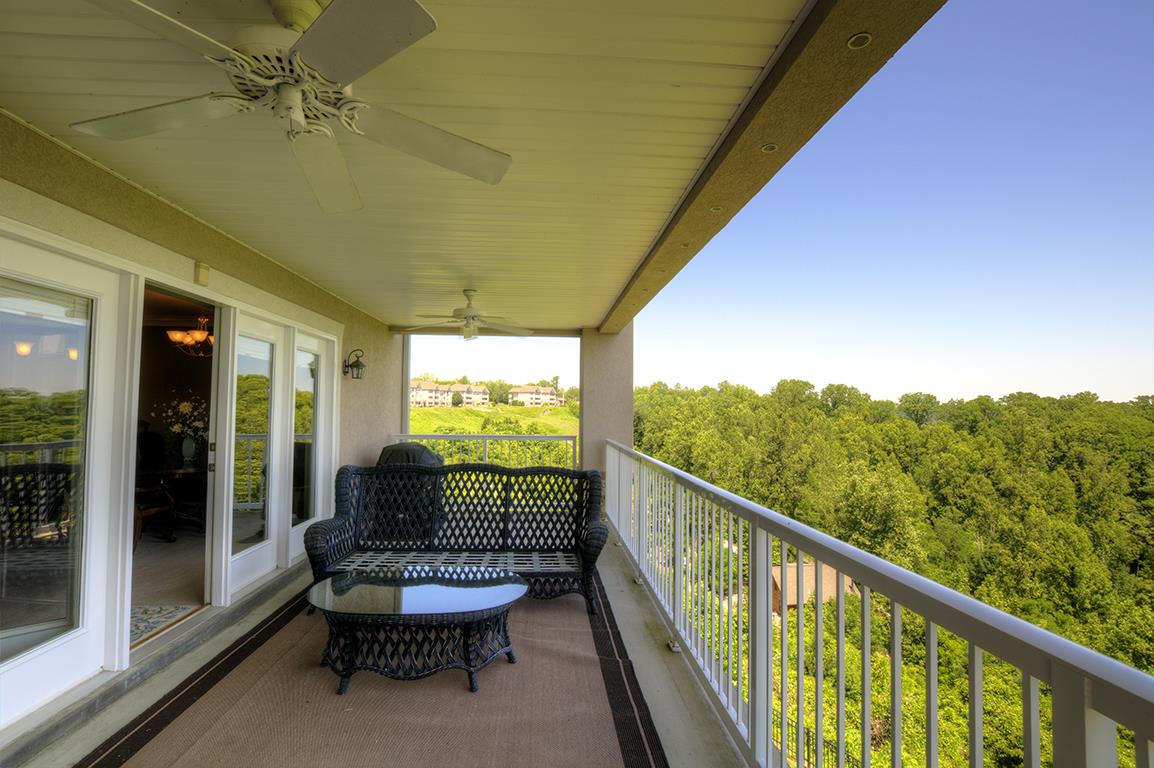 7100 Dale Ridge Road, Unit J3 Lancaster, TN 38569 - Photo 16 of 21 a balcony with chairs