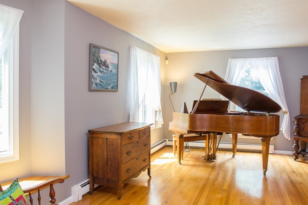 17 Robin Road Norfolk, MA 02056 - Photo 5 of 30 Gallery Image 5