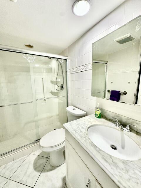 1080 Exeter Boca Raton, FL 33434 - Photo 9 of 37 Main Bathroom w/Shower