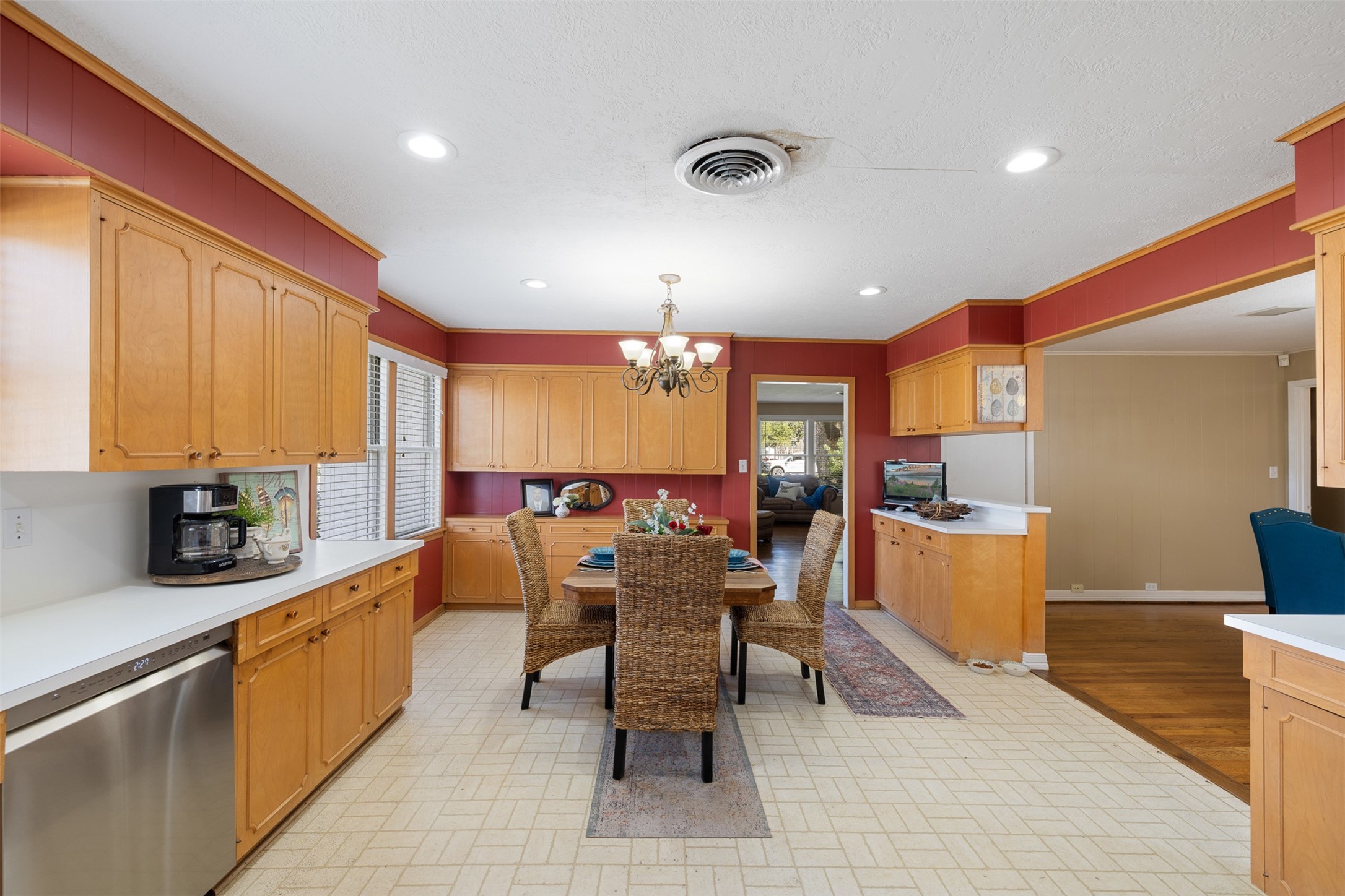 415 North Mechanic Street Weimar, TX 78962 - Photo 9 of 46