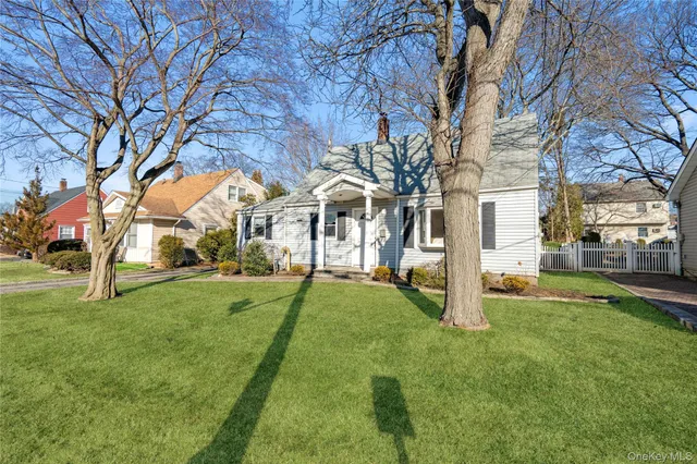 $848,000 | 23 Harvard Street, Roslyn Heights, NY 11577