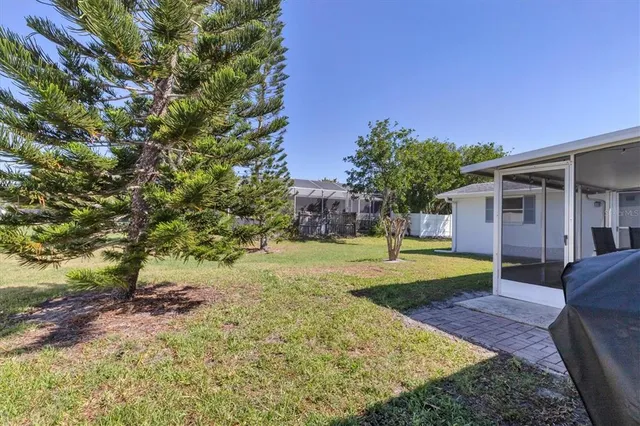 a view of a house with backyard