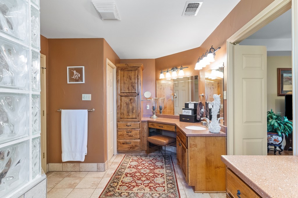 647 Funf Kinder Road Fredericksburg, TX 78624 - Photo 51 of 100 a very nice looking room with a large window