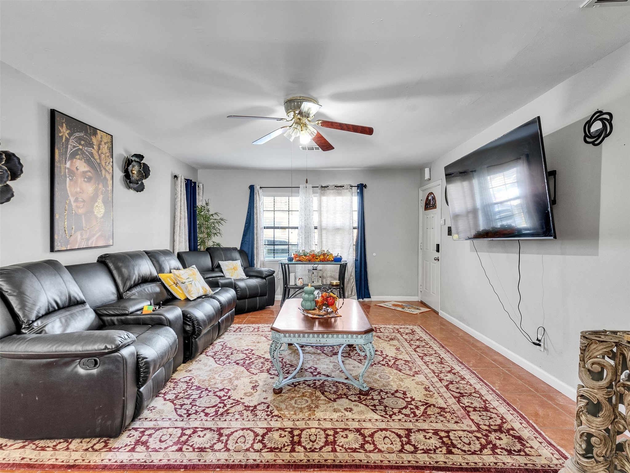 6802 Force Street Houston, TX 77020 - Photo 5 of 31 a living room with furniture and a flat screen tv