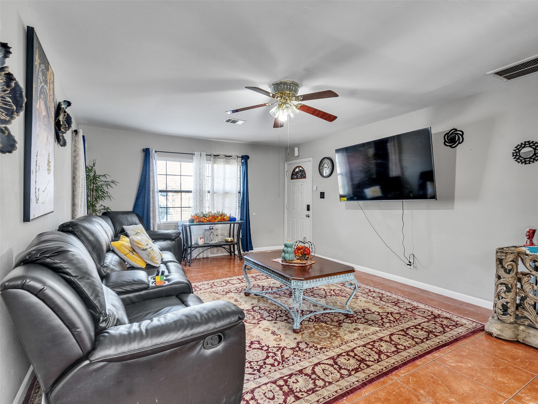6802 Force Street Houston, TX 77020 - Photo 6 of 31 a living room with furniture and a flat screen tv