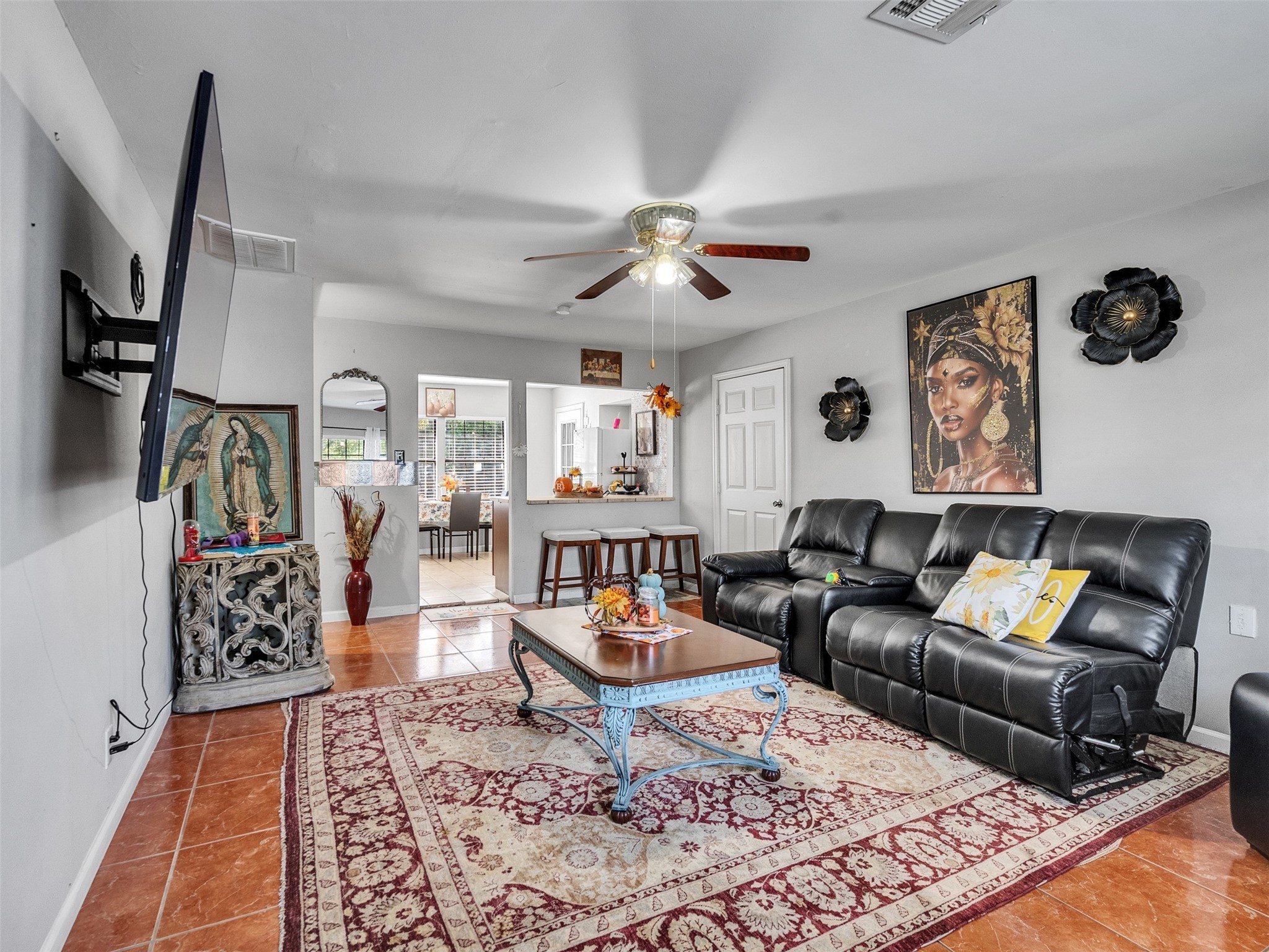 6802 Force Street Houston, TX 77020 - Photo 8 of 31 a living room with furniture rug and window