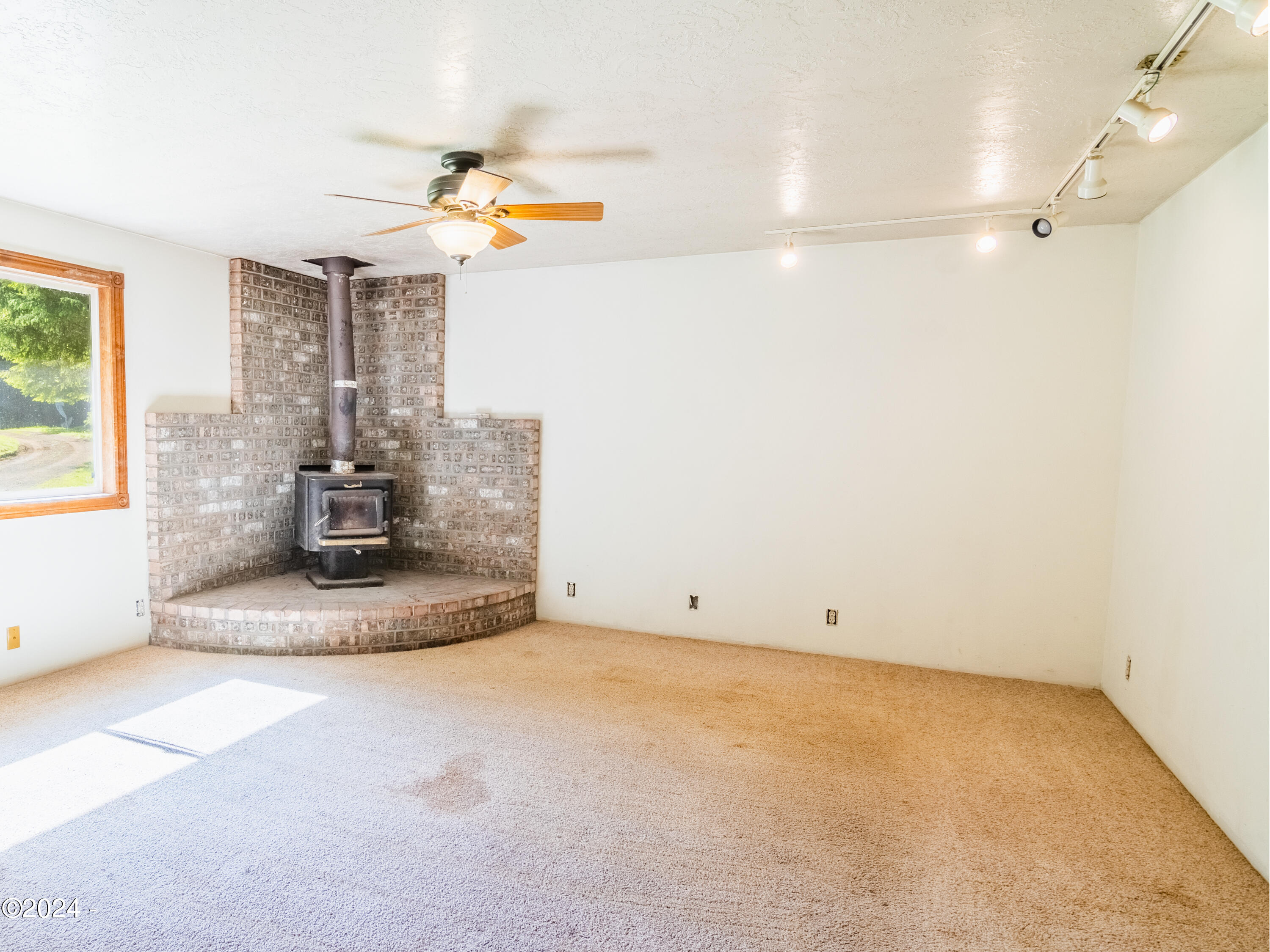 909 Christiansen Road Toledo, OR 97391 - Photo 11 of 43 Living Room