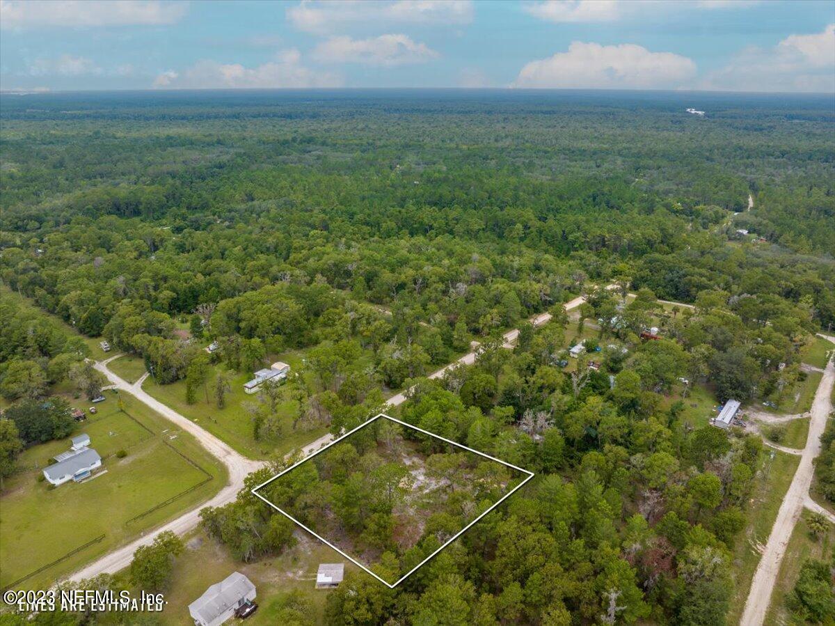 208 4th Street Satsuma, FL 32189 - Photo 9 of 15 a view of a tennis court
