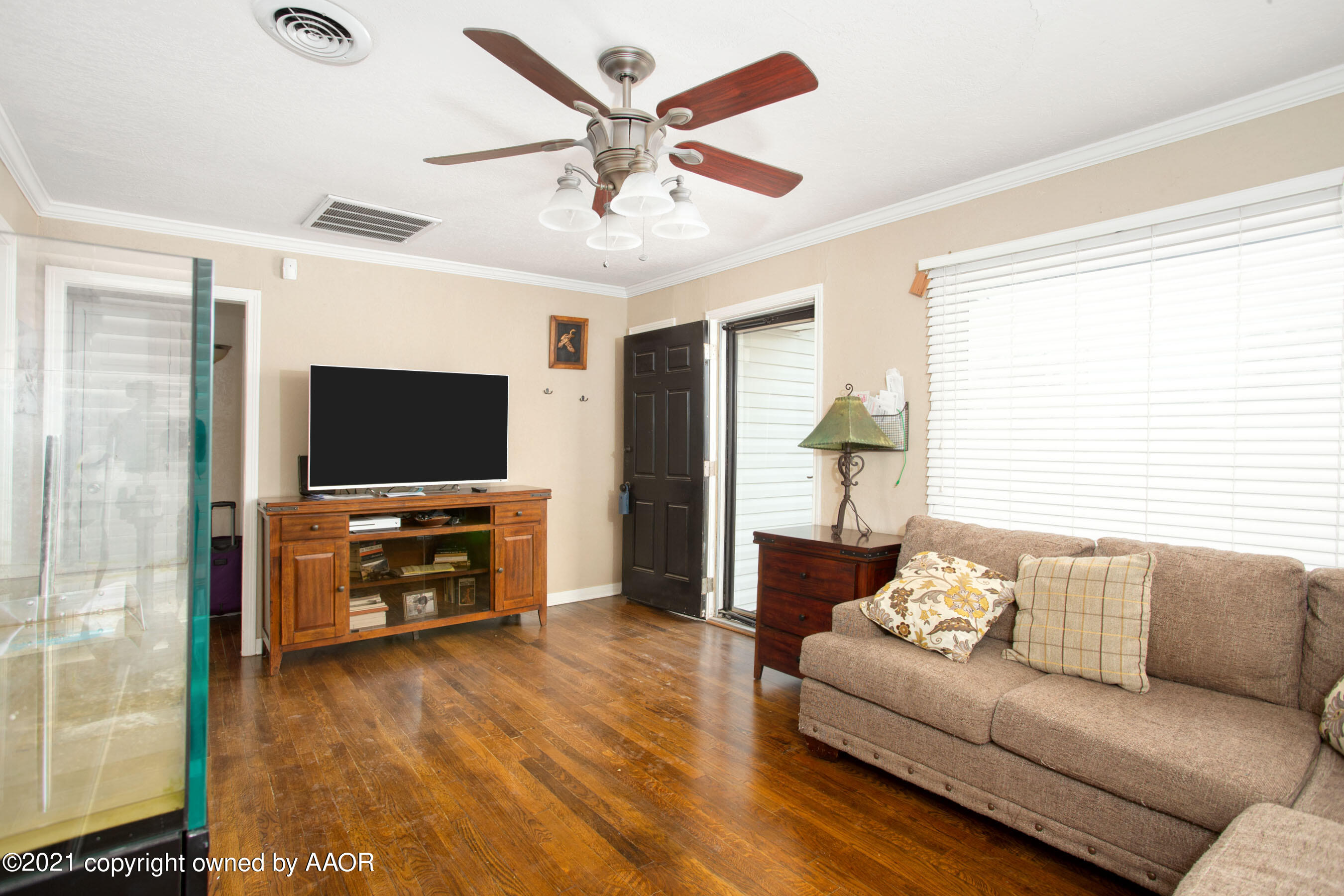 4209 South Jackson Street Amarillo, TX 79110 - Photo 4 of 18 a living room with furniture and a flat screen tv