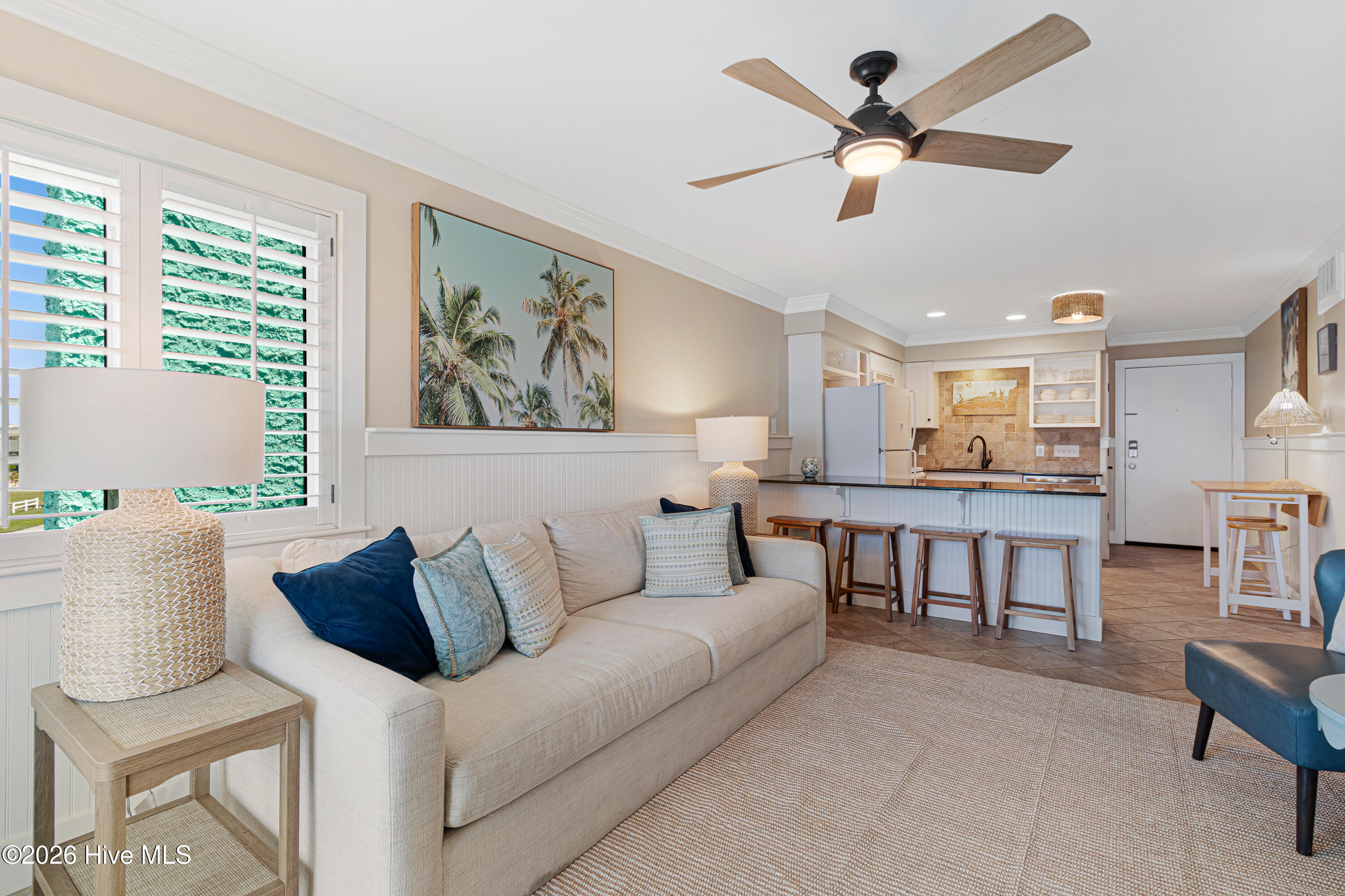 301 Commerce Way, Unit 255 SEA SPRAY Atlantic Beach, NC 28512 - Photo 9 of 33 Living room