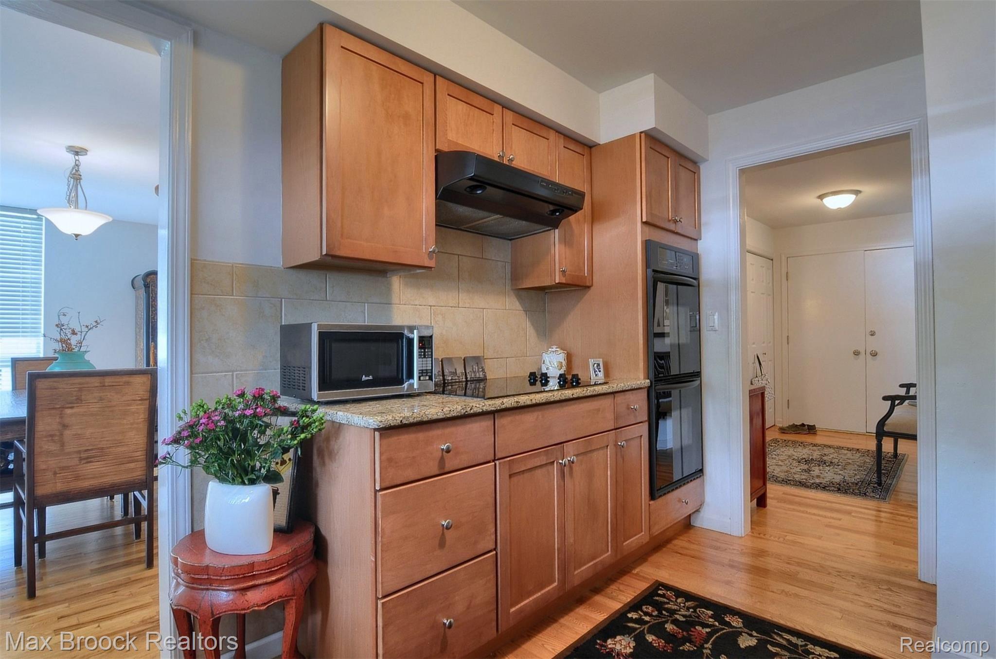 4043 West Maple Road, Unit 104 Bloomfield Hills, MI 48301 - Photo 13 of 26 13-Kitchen 4th View.jpg