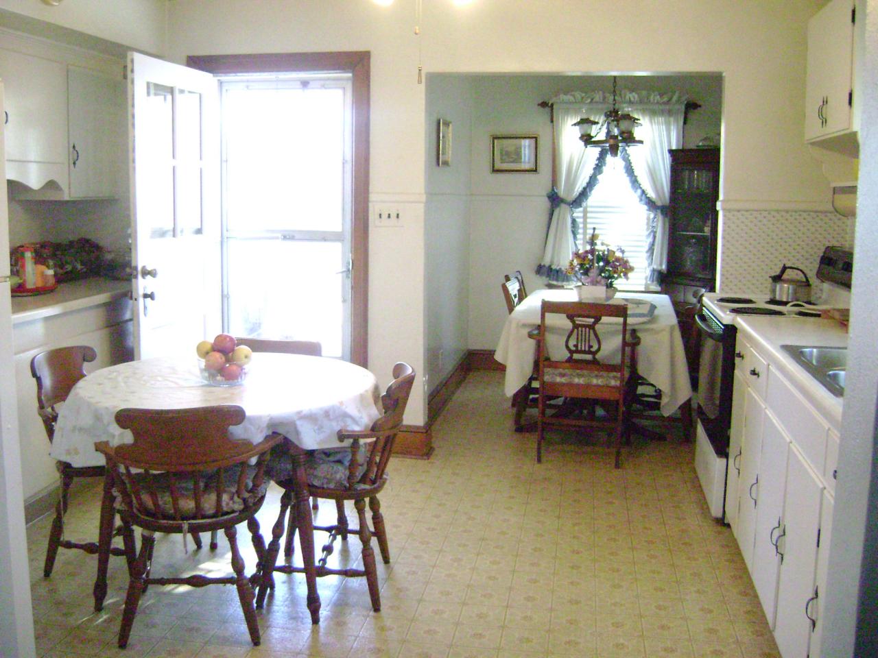 2803 Highland Road Roanoke, VA 24014 - Photo 4 of 10 a dining room with a table and chairs