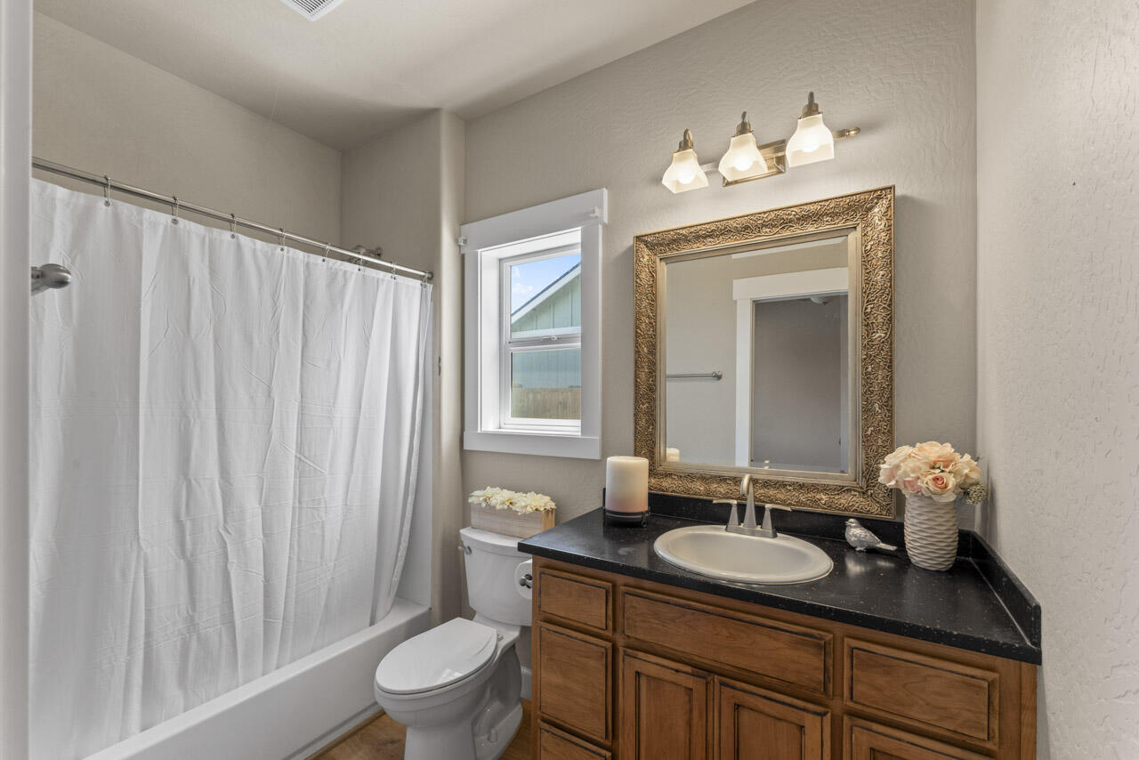 412 Barnum Drive Phoenix, OR 97535 - Photo 18 of 34 Master Bath