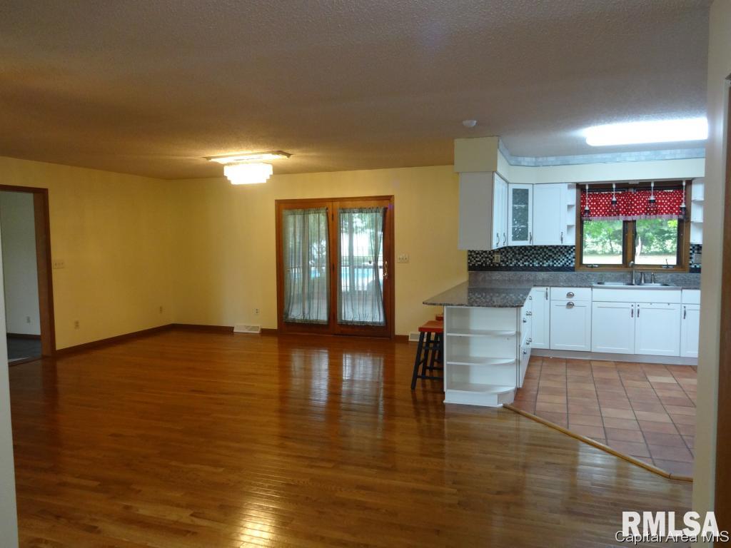 2864 Hilltop Road Springfield, IL 62712 - Photo 3 of 36