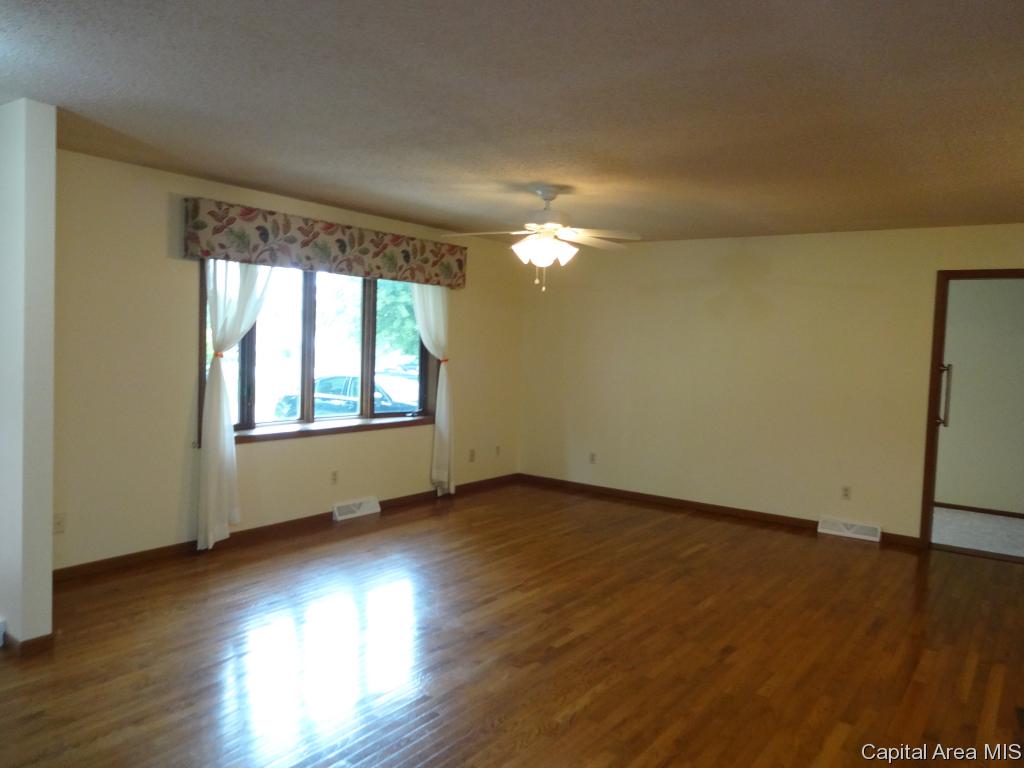 2864 Hilltop Road Springfield, IL 62712 - Photo 4 of 36