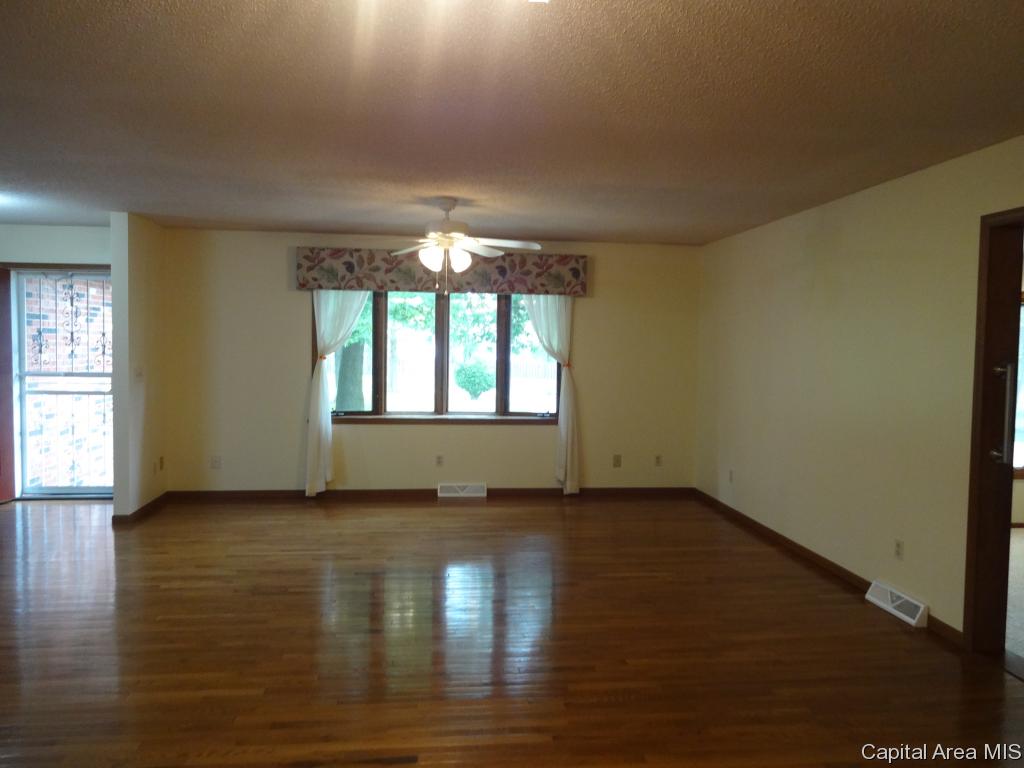 2864 Hilltop Road Springfield, IL 62712 - Photo 6 of 36