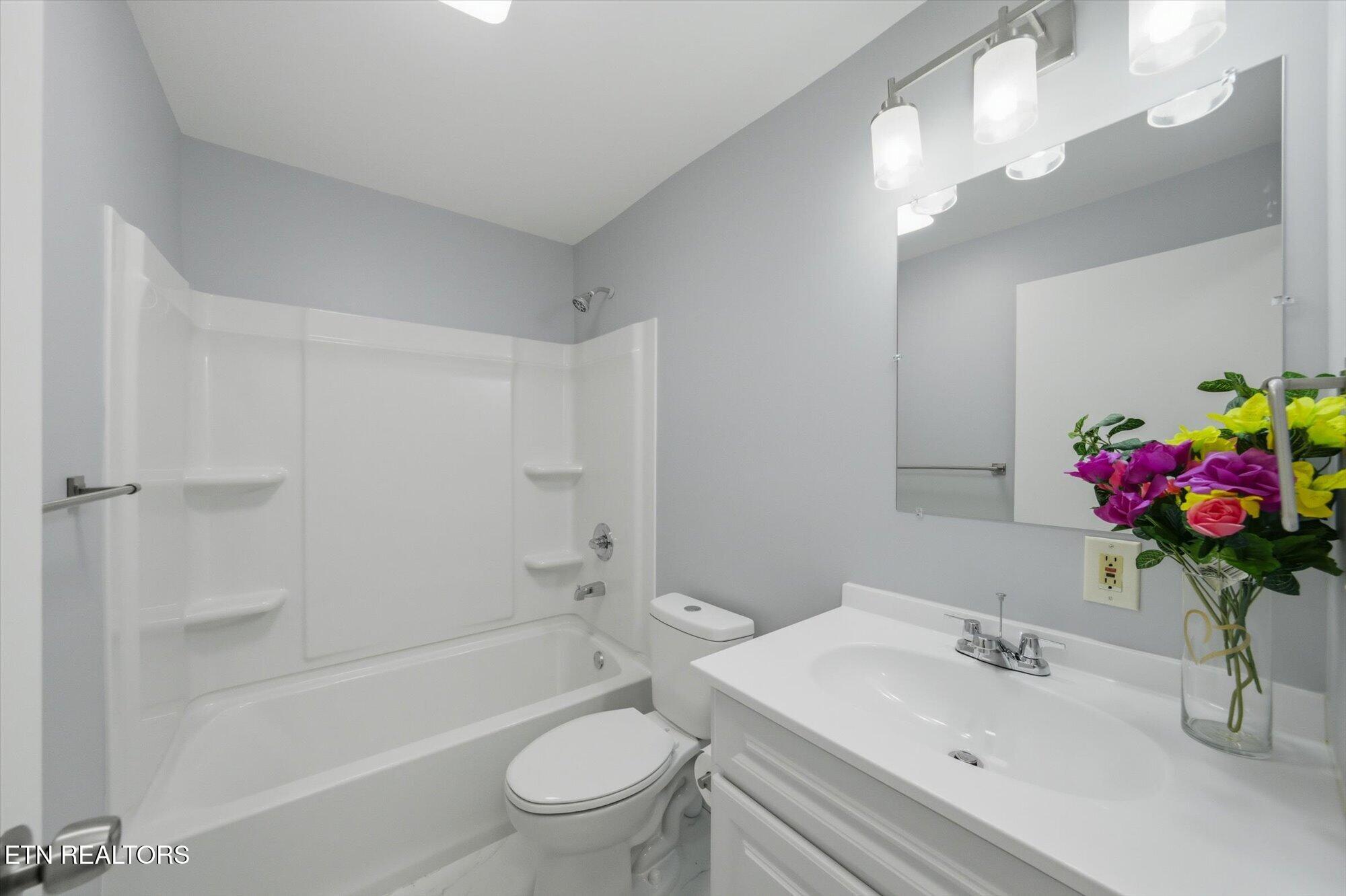 144 North Illinois Avenue Oak Ridge, TN 37830 - Photo 11 of 35 Hallway Bathroom