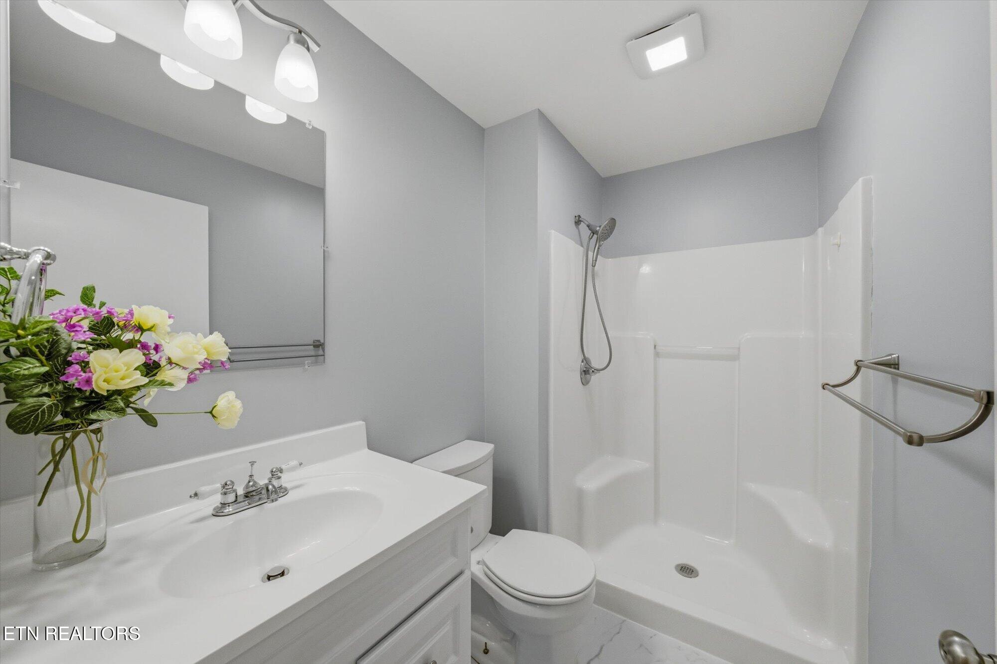 144 North Illinois Avenue Oak Ridge, TN 37830 - Photo 13 of 35 Second Hallway Bathroom