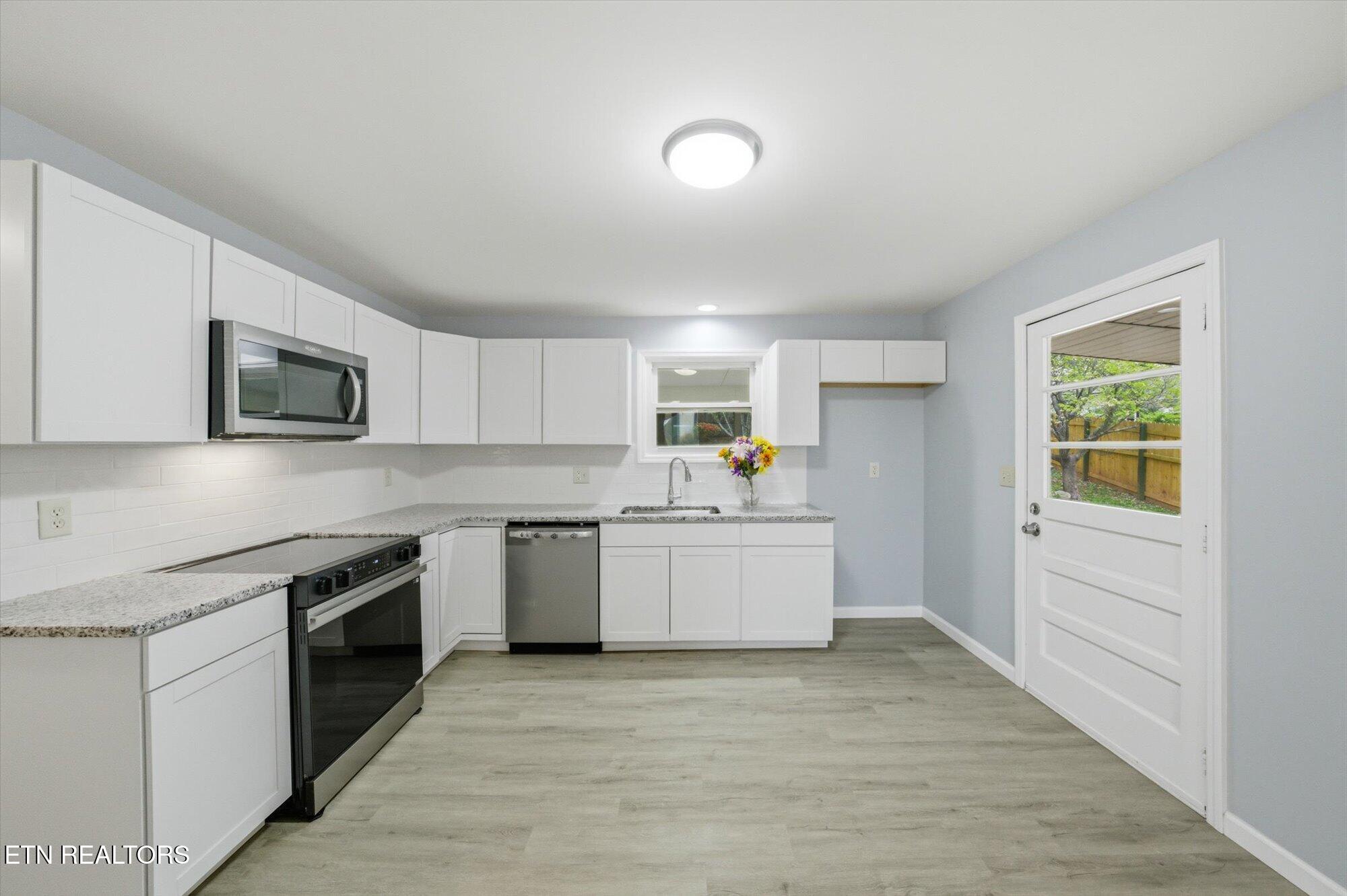 144 North Illinois Avenue Oak Ridge, TN 37830 - Photo 7 of 35 Kitchen1