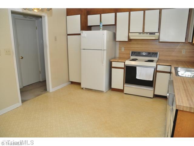 7012 Harperglen Road Clemmons, NC 27012 - Photo 7 of 16 Kitchen. Alternate view of the kitchen.