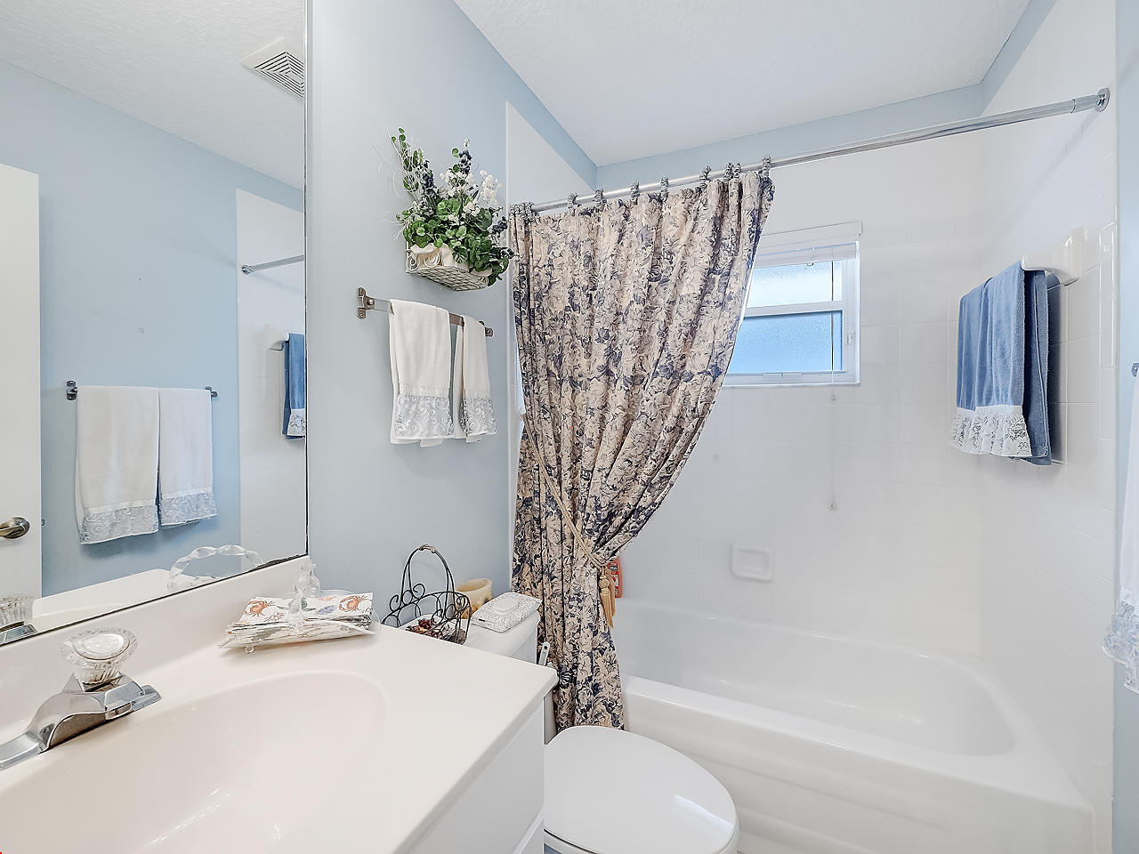 7062 Falls Road East Boynton Beach, FL 33437 - Photo 18 of 26 Guest Bathroom