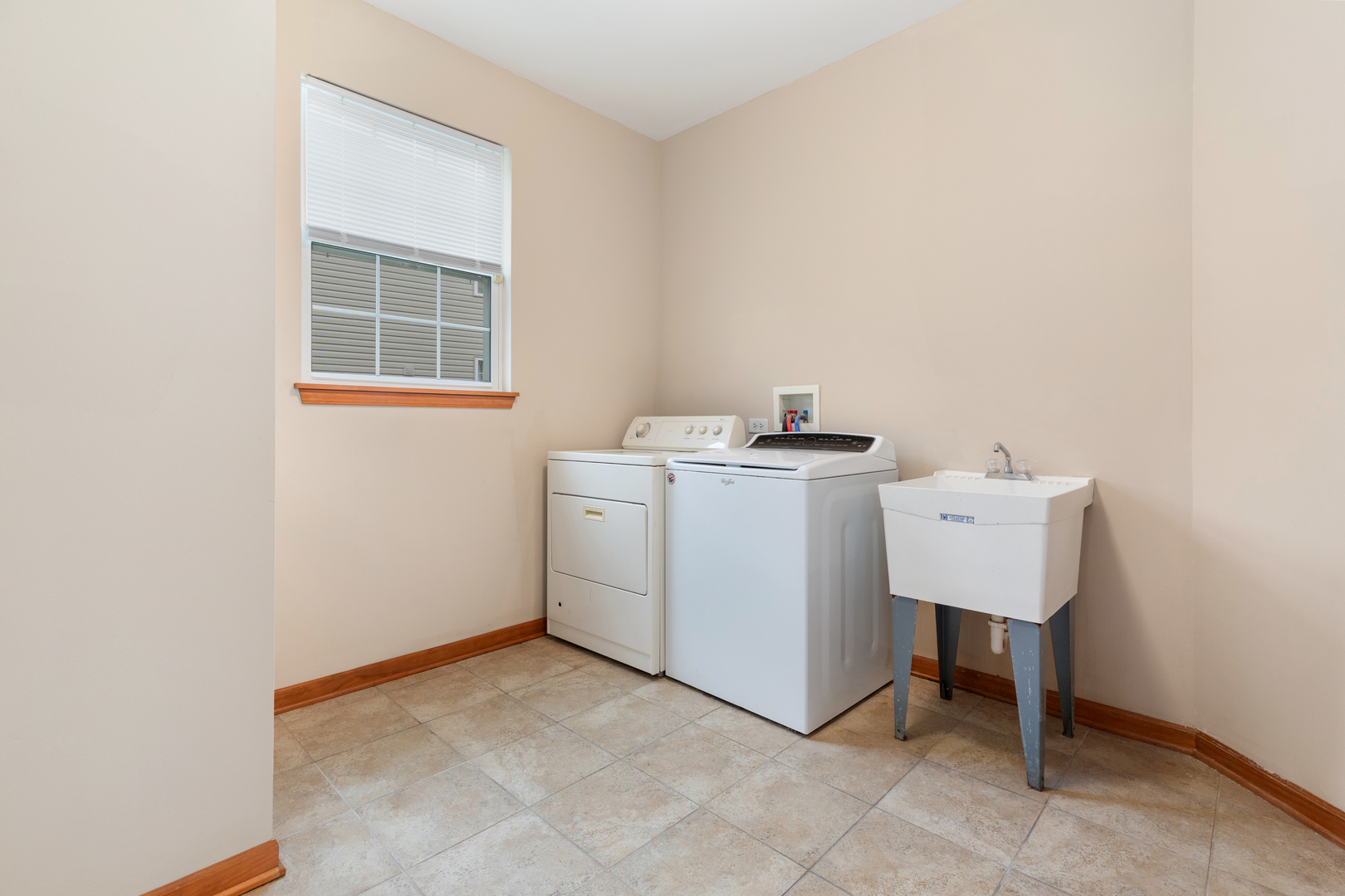 25231 Gettysburg Road Plainfield, IL 60544 - Photo 13 of 30 a utility room with dryer and washer