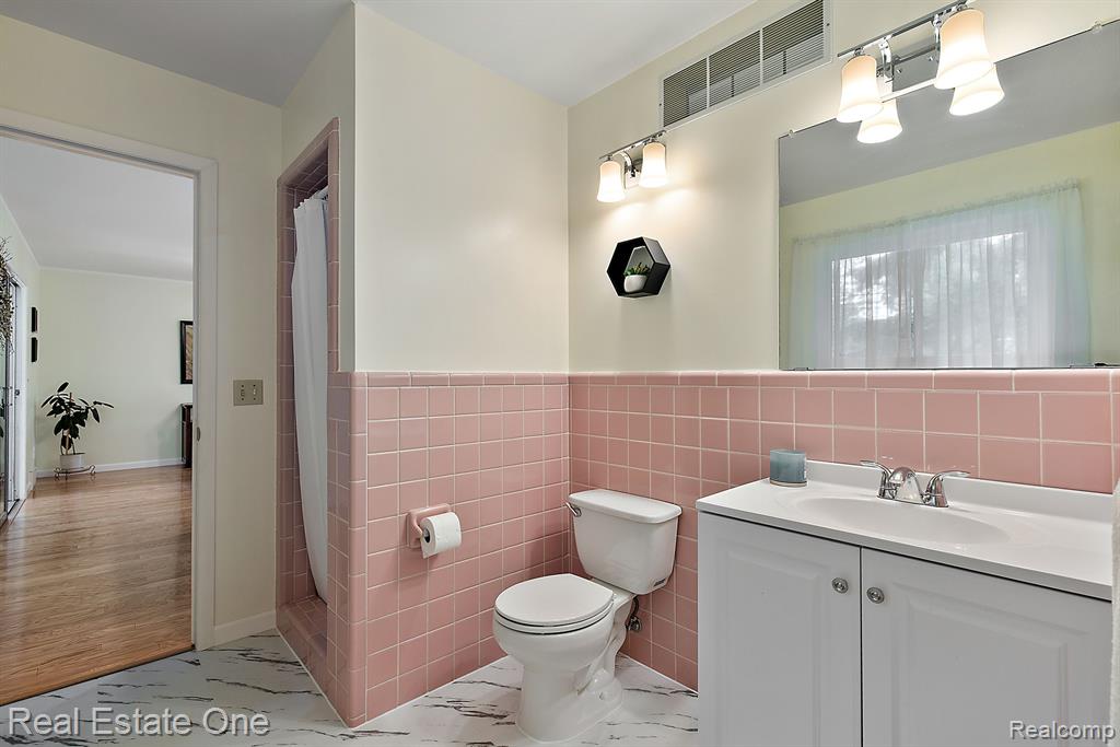 2340 South Rochester Road Rochester Hills, MI 48307 - Photo 16 of 25