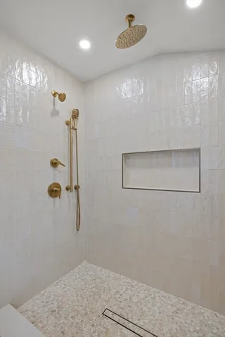 a view of a house with backyard and garden