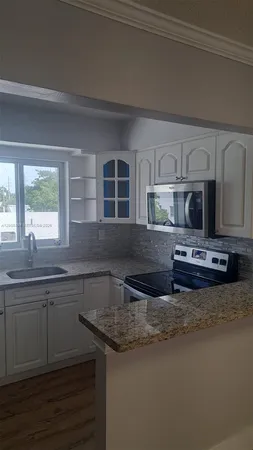 $2,100 | 2415 Lincoln Street, Unit 307, Hollywood, FL 33020