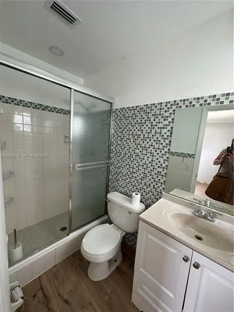 $2,100 | 2415 Lincoln Street, Unit 307, Hollywood, FL 33020