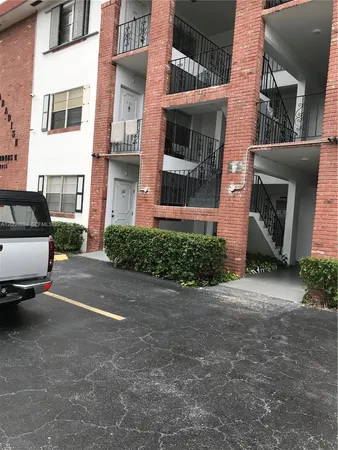 $2,100 | 2415 Lincoln Street, Unit 307, Hollywood, FL 33020