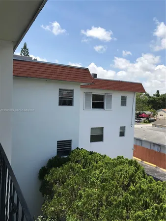 $2,100 | 2415 Lincoln Street, Unit 307, Hollywood, FL 33020