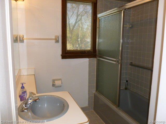 2206 Franklin Road Berkley, MI 48072 - Photo 14 of 20 Bath.jpg