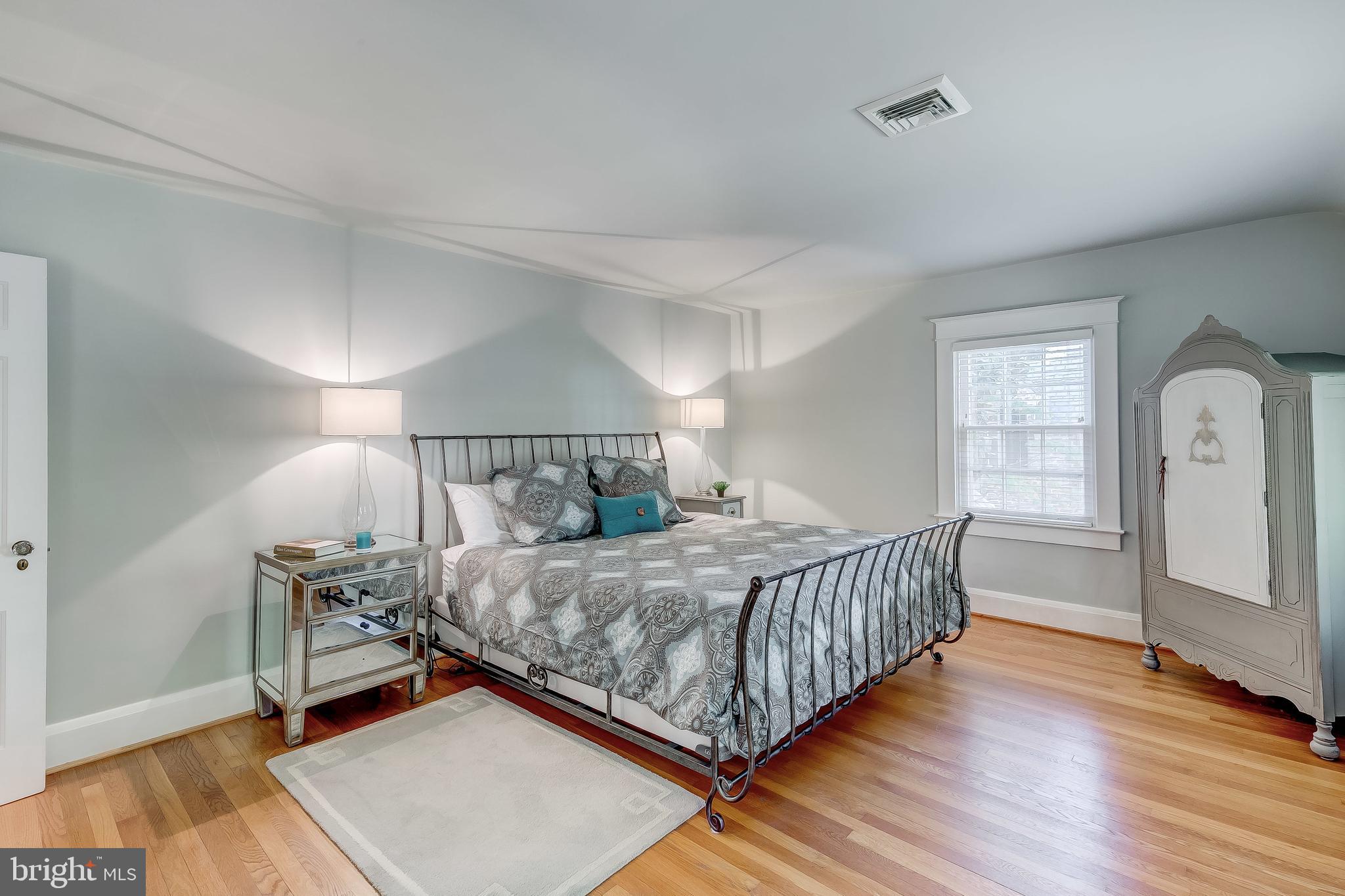 325 Tunbridge Road Baltimore, MD 21212 - Photo 23 of 38 a room with a bed and a window