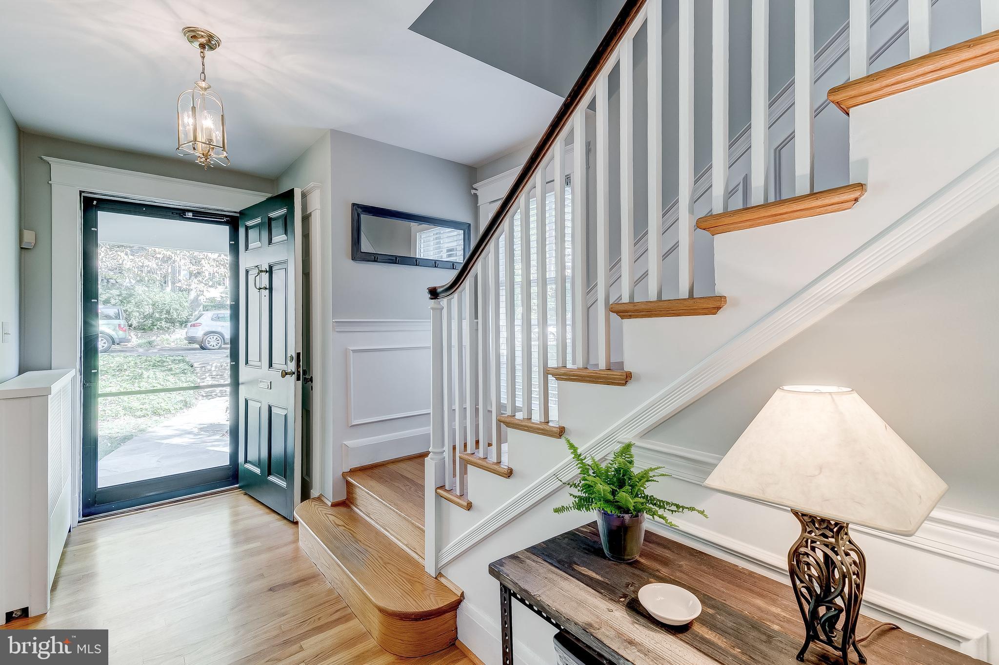 325 Tunbridge Road Baltimore, MD 21212 - Photo 5 of 38 a living room with wooden floor furniture and a potted plant