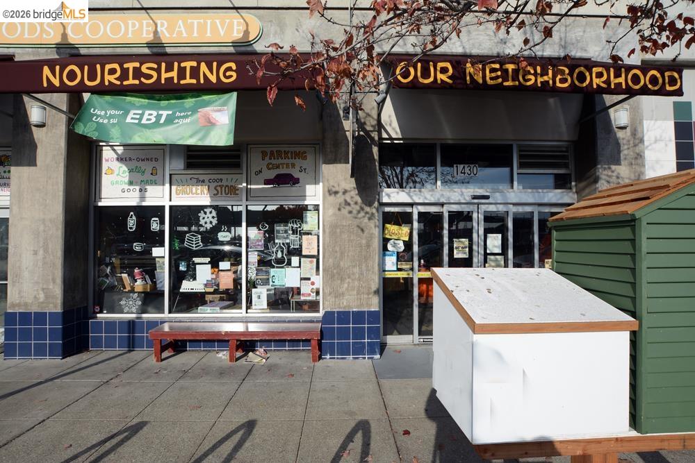 0 8th Street Oakland, CA 94607 - Photo 33 of 56 a book store on the corner of the street