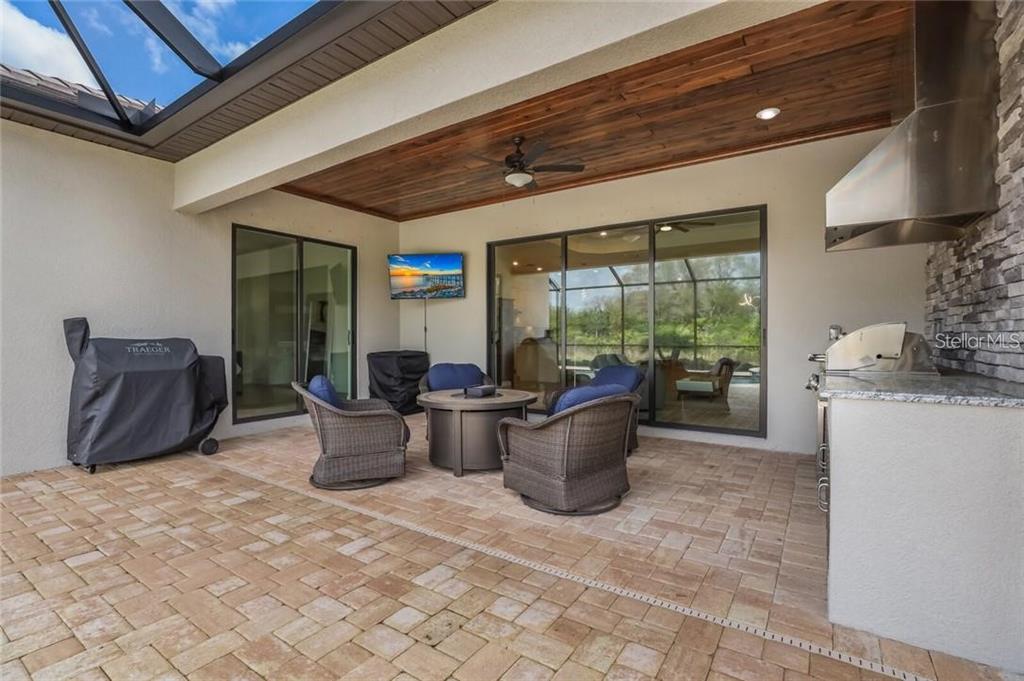 17525 Hickok Belt Loop Bradenton, FL 34211 - Photo 27 of 31 a living room with furniture a lamp and a potted plant