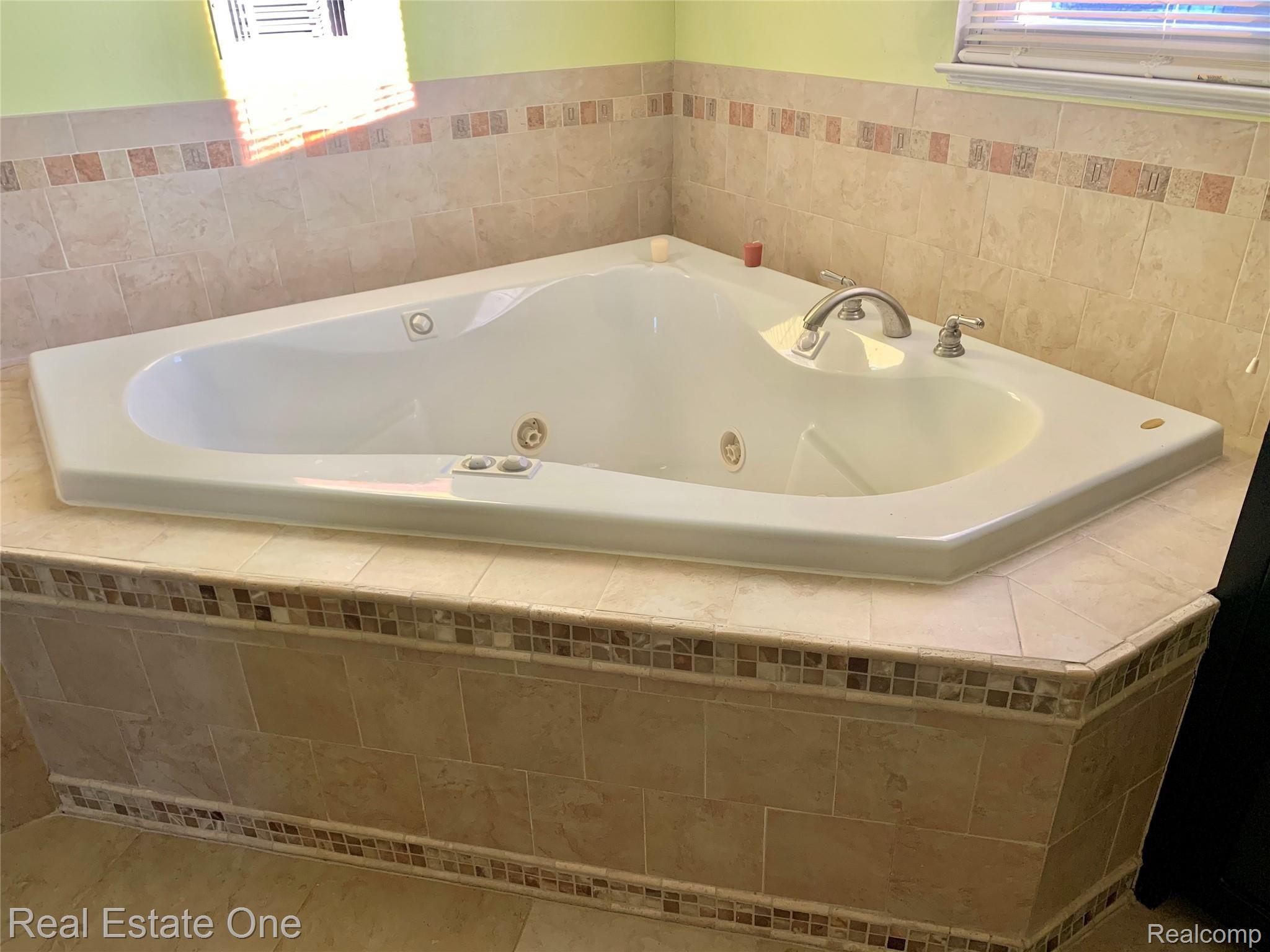 1475 West Horseshoe Bend Rochester, MI 48306 - Photo 20 of 22 A24C5E87-0874-4E22-9B09-1906FAF15401.jpeg