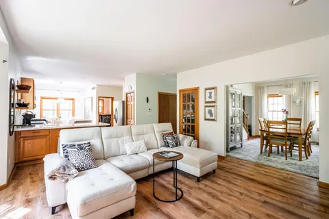 $759,900 | 13737 North Lake Shore Drive, Mequon, WI 53097