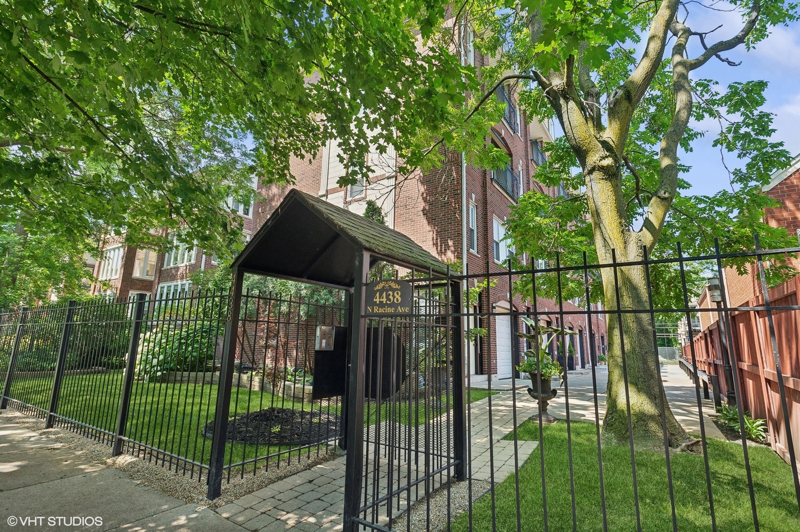 4438 North Racine Avenue, Unit B Chicago, IL 60640 - Photo 1 of 26 a view of a garden