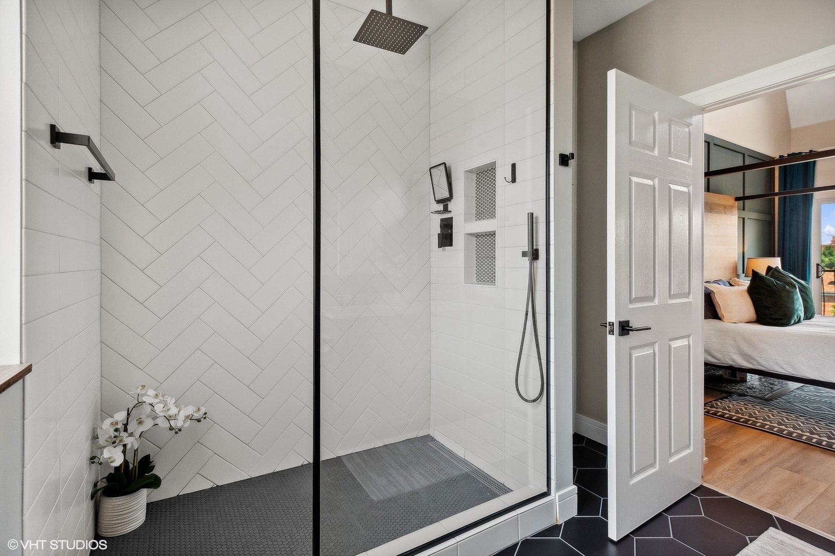 4438 North Racine Avenue, Unit B Chicago, IL 60640 - Photo 21 of 26 a bathroom with a shower