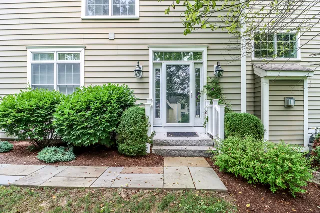 $695,000 | 21 Great Heron Lane, Unit 21, Brookfield, CT 06804