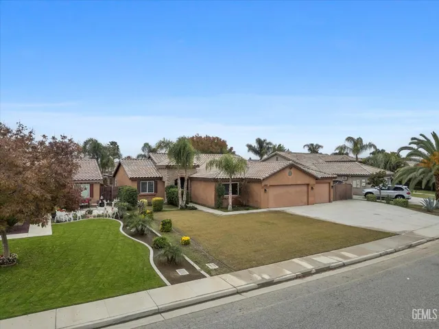 a view of house with a yard