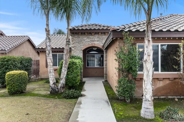 a view of livingroom with hardwood floor and a ceiling fan