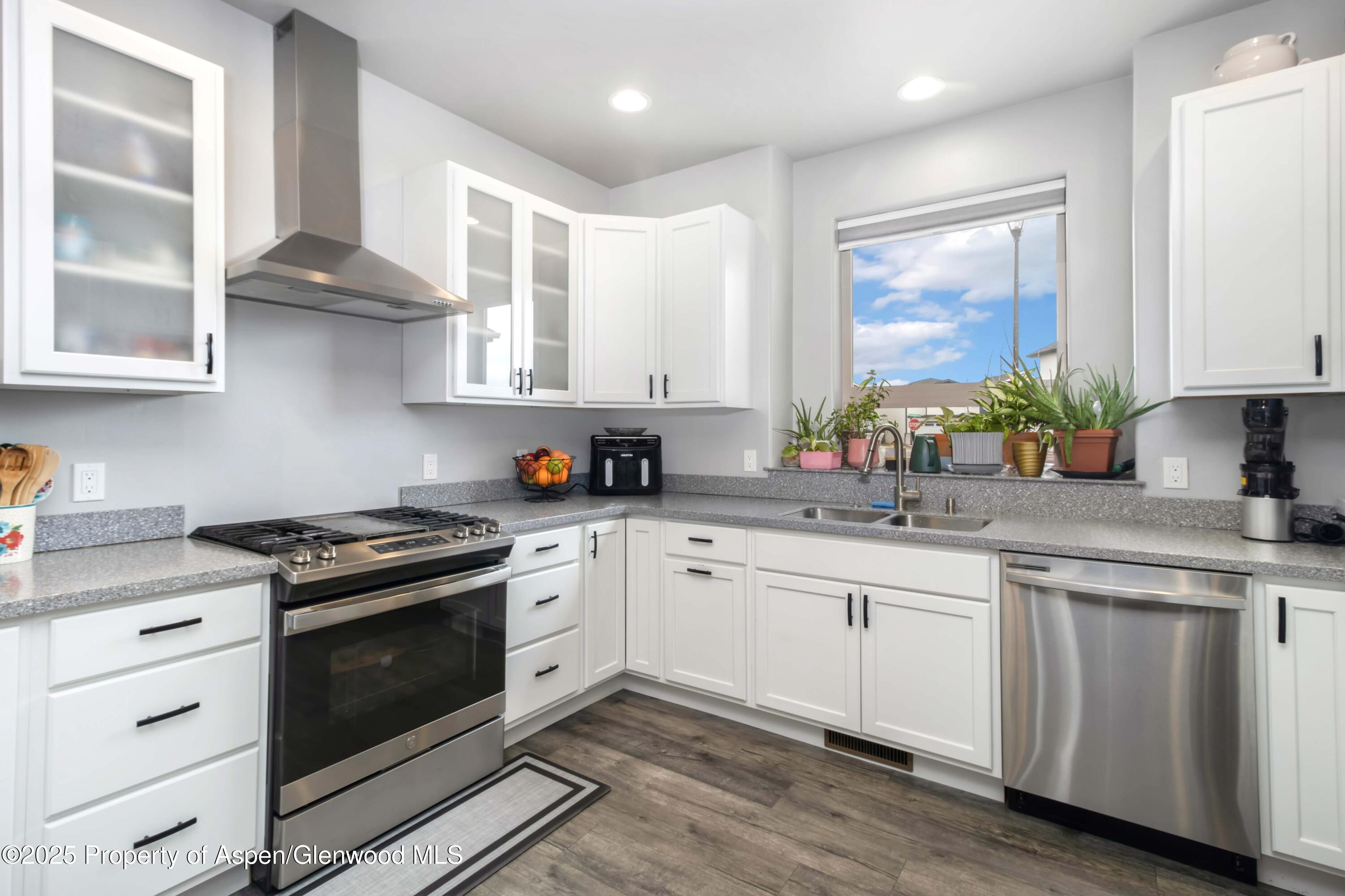 1667 Balsam Loop Rifle, CO 81650 - Photo 8 of 19 Kitchen