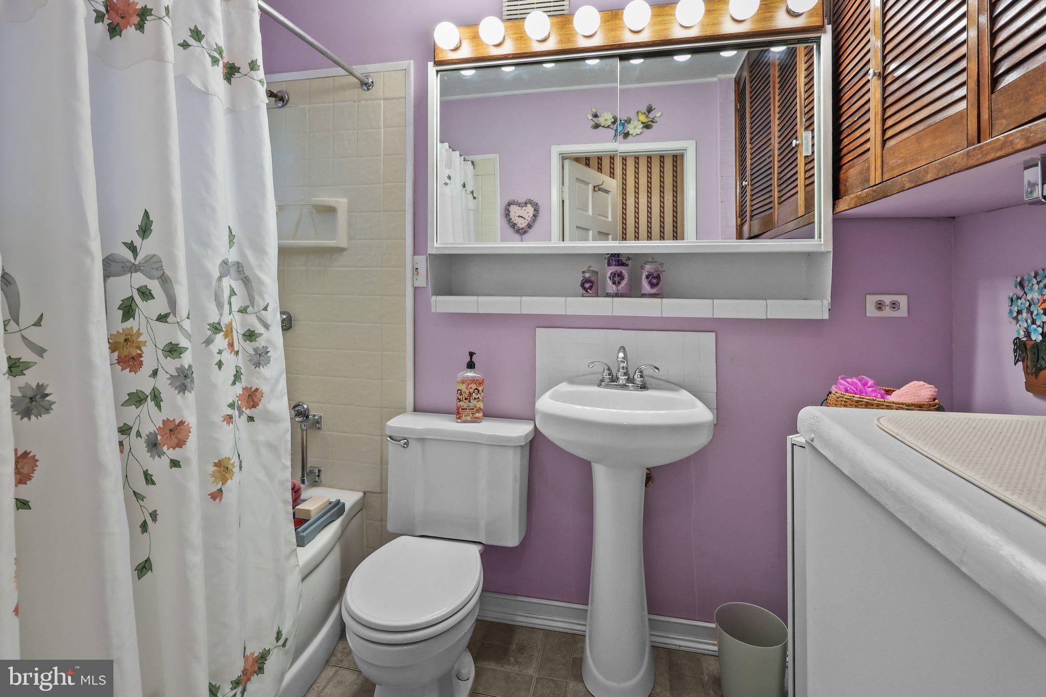 8 Goodrock Road Levittown, PA 19057 - Photo 17 of 30 Main Floor Full Bathroom