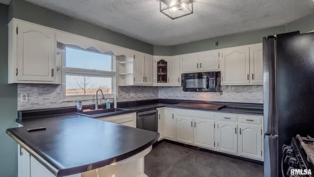 $270,000 | 281 North Avenue, Plainville, IL 62365